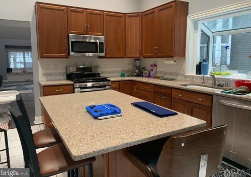 28 Ginger Ct, Princeton NJ  08540-9421 exterior