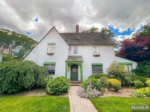 94 Sherwood Rd, Ridgewood, NJ 07450-1320