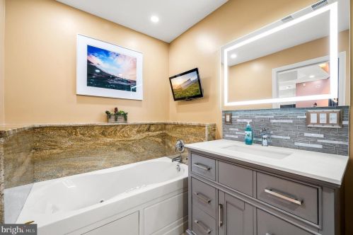 2833 10th St, Philadelphia PA 19122-6021 exterior