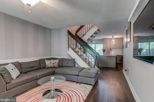 2132 Cartwright Pl, Herndon VA  20191-1906 exterior
