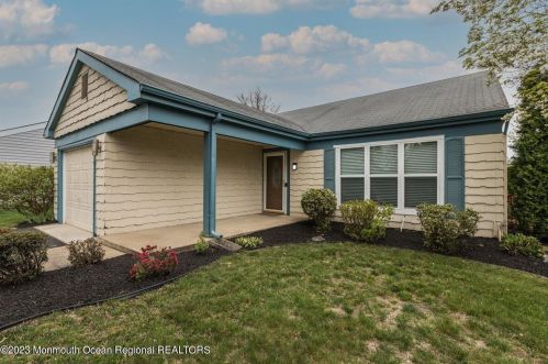 102 Buckingham Dr, Lakehurst, NJ 08759-6706