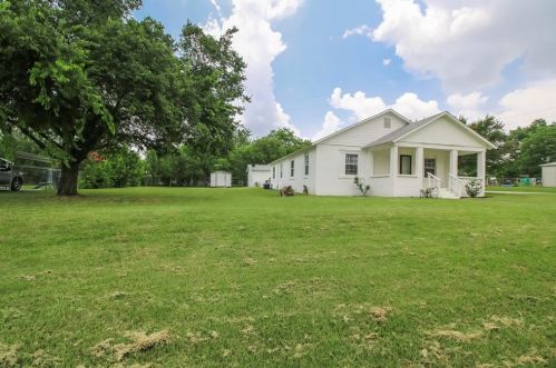 3325 25th St, Fort Worth, TX 76106-3304