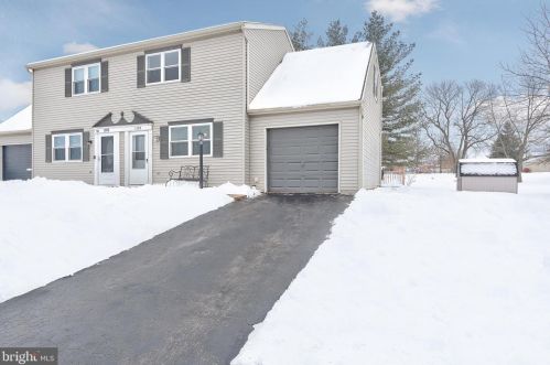 1598 Blue Jay Dr, York, PA 17315-2767
