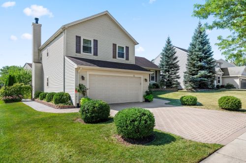 11 Larkspur Ln, Streamwood, IL 60107-3303