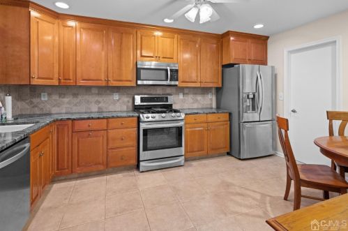 32 Coriander Dr, Princeton NJ  08540-9425 exterior