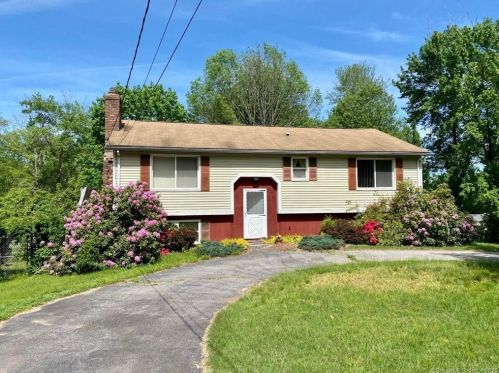 8 Woodridge Cir, Gales Ferry, CT 06335-1136