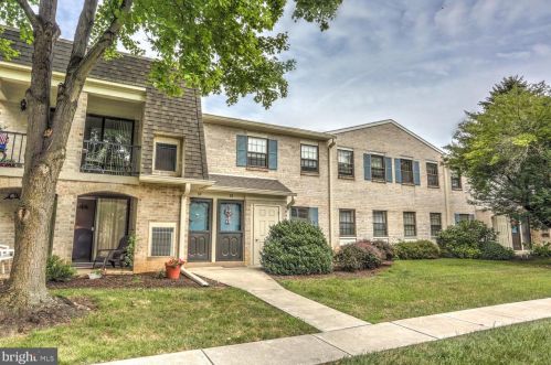 33 Valleybrook Dr, Lancaster PA  17601-4612 exterior