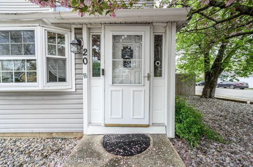 20 Brown Ave, Lakehurst, NJ 08733-3026