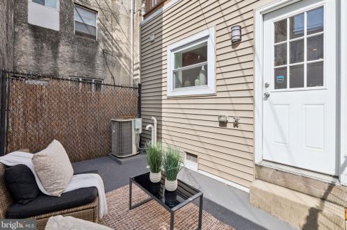 546 Manton St, Philadelphia PA 19147-5118 exterior