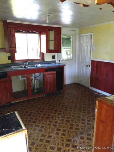 28 Brookview Ave, Fort Fairfield, ME 04742-1107