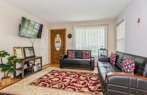 6641 Peach Tree St, Hanover Park, IL 60133-3907