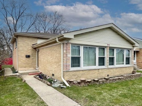 8018 Central Ave, Morton Grove, IL 60053-3524