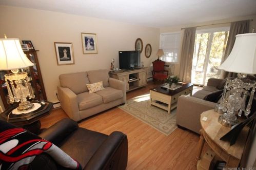 67 Heather Rdg, Huntington CT  06484-4641 exterior