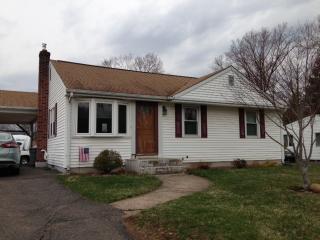 3 Lynn Ave, Plantsville, CT 06479-1915