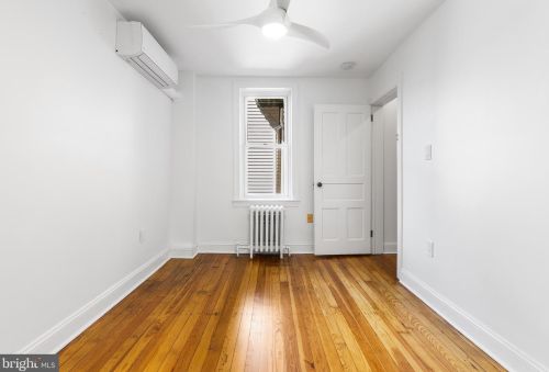 904 10th St, Philadelphia PA 19147-3744 exterior