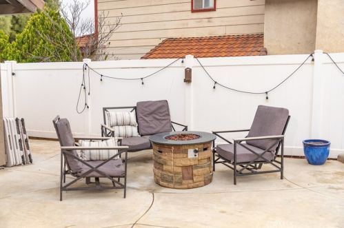 11568 Freedom Trl, Riverside CA  92503-5066 exterior