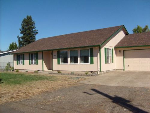 325 12 St, Lebanon OR  97355-1240 exterior