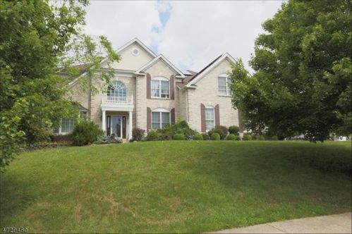 1 Fernwood Ct, Roxbury Township, NJ 07836-4024