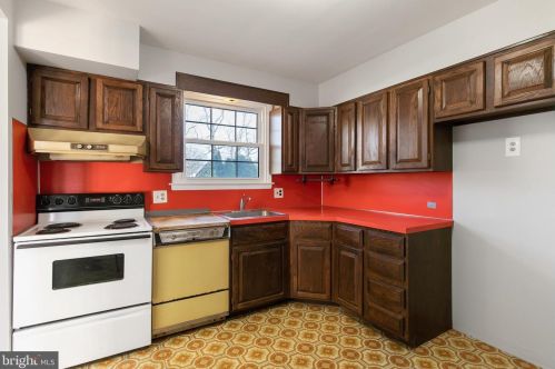 31 Fresh Meadow Dr, Lancaster, PA 17603-6439