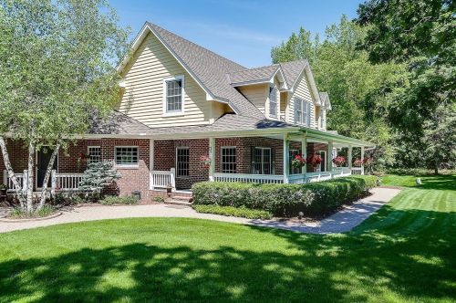 5 Hillcrest Dr, Saint Paul, MN 55110-6101
