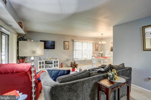 33 Valleybrook Dr, Lancaster PA  17601-4612 exterior