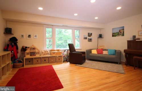 7676 Tiverton Dr, Springfield VA  22152-2018 exterior