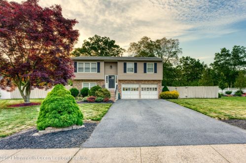 21 Pelican Dr, Berkeley Township, NJ 08721-1604