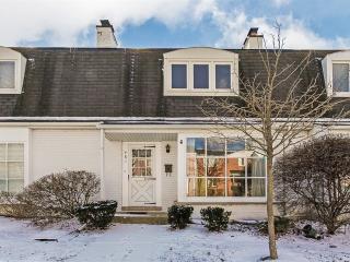 481 Old Surrey Rd, Oak Brook, IL 60521-5136