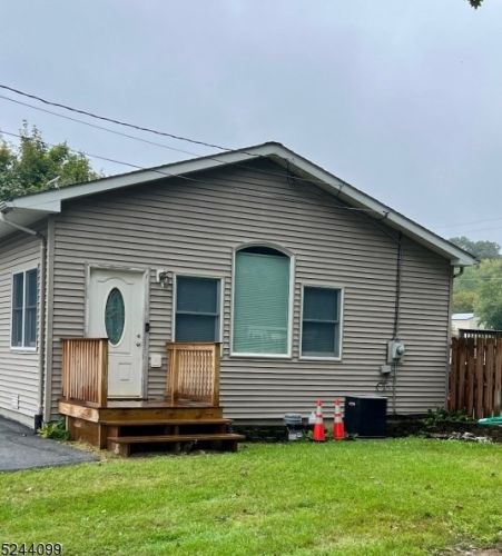 27 Shelley Dr, Hackettstown, NJ 07840-2517