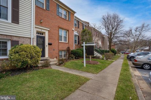 8023 Sleepy View Ln, Springfield VA  22153-2921 exterior