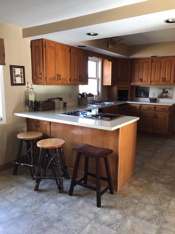613 Parkview Dr, Arthur, IL 61911-1527