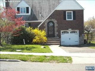 158 Cranford Pl, Teaneck, NJ 07666-4718