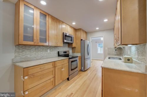 1806 Golf View Ct, Herndon, VA 20190-4701