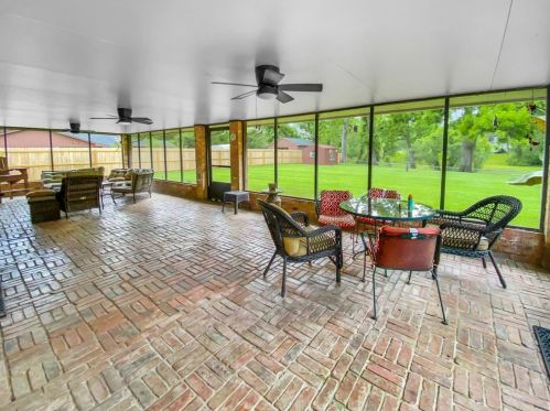 221 Pecan Est Rd, Angleton TX 77515-8463 exterior