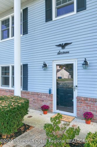 16 Tanglewood Rd, Middletown, NJ 07748-1035