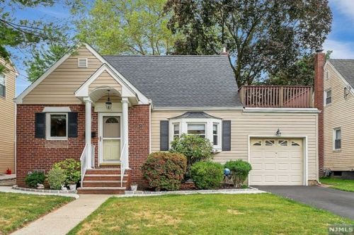 20 Susquehanna Ave, Rochelle Park, NJ 07662-3913