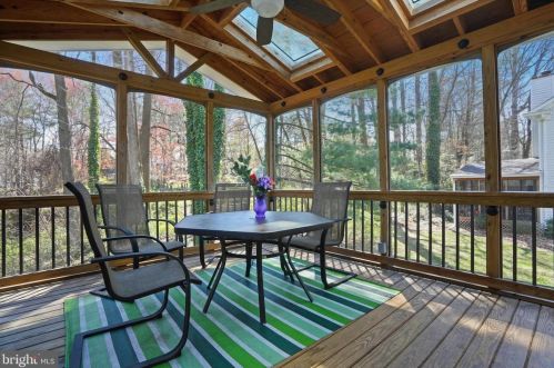 10121 Schoolhouse Woods Ct, Springfield VA  22015-2725 exterior