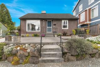 3936 Kenyon St, Seattle, WA 98136-2331