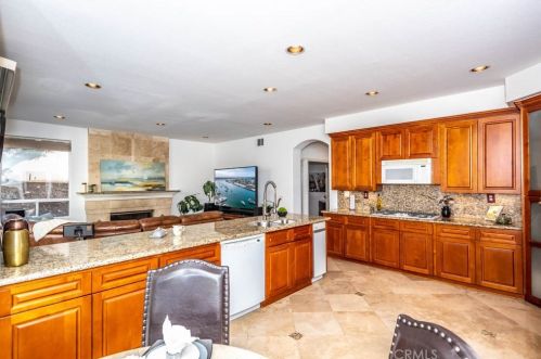 7551 Hollow Oak Rd, Anaheim CA  92808-1429 exterior