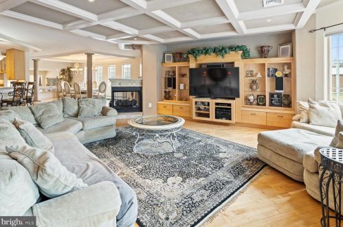 912 Front St, Philadelphia, PA 19147-4304