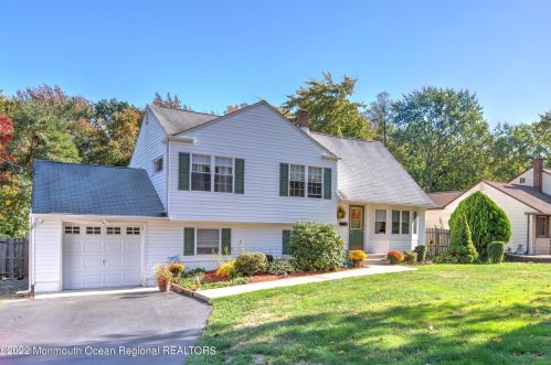 21 Millbrook Dr, Middletown, NJ 07748-2214