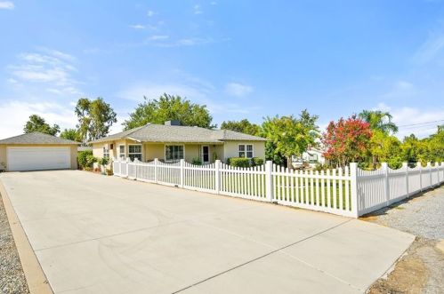 483 County Line Rd, Calimesa, CA 92320-1423