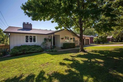 716 Dehoff Dr, Manhattan, KS 66502-3210