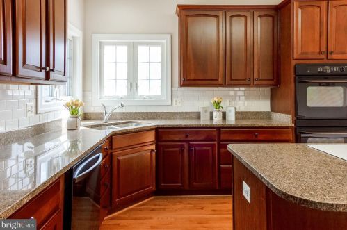 7337 Hooes Rd, Springfield VA  22152-3704 exterior