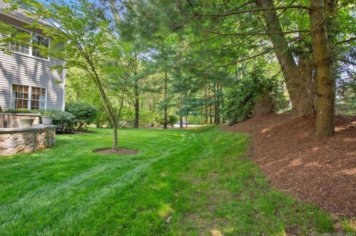 15 Heron Rd, Norwalk CT  06855-1604 exterior