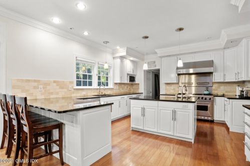 33 Pleasant St, Riverside CT  06878-1706 exterior