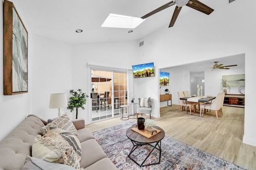 8696 La Playa Cir, Santa Ana CA 92708-5010 exterior