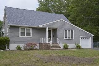 61 Greenview Dr, Pequannock Township, NJ 07440-1704