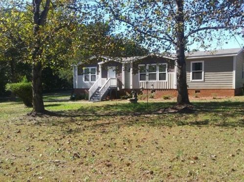 399 Hatters Creek Dr, Green Bay, VA 23942-3074