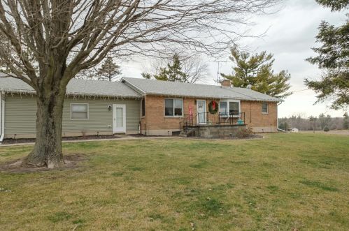6466 Husking Peg Rd, Honey Creek, IL 61015-9735